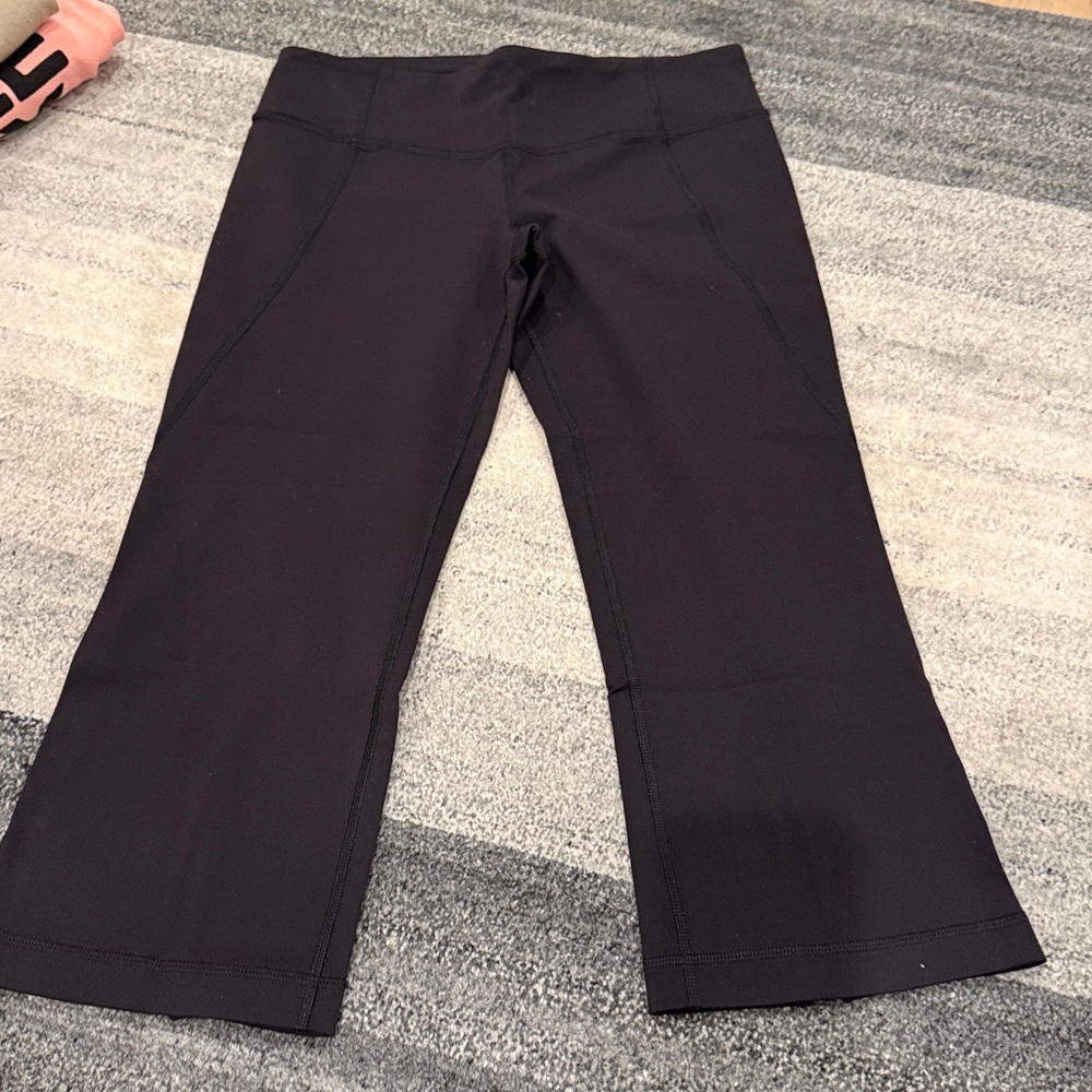 Black Lulu Lemon Kapris with slitted back